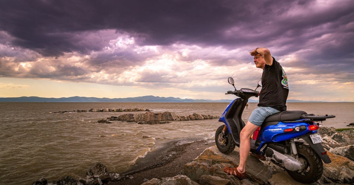 Illustration of a review on Seeking Alpha Premium 2023.